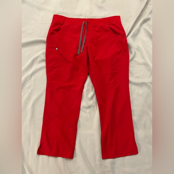 Figs Scrubs Kade Cargo Pants in PoFigs Scrubs Kade Cargo Pants in Pop Red - XL/P - Picture 1 of 10